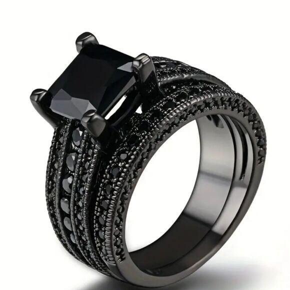 Brand New!! Black Cubic Zirconias surrounded by little black crystals. Size 7. - Picture 1 of 7